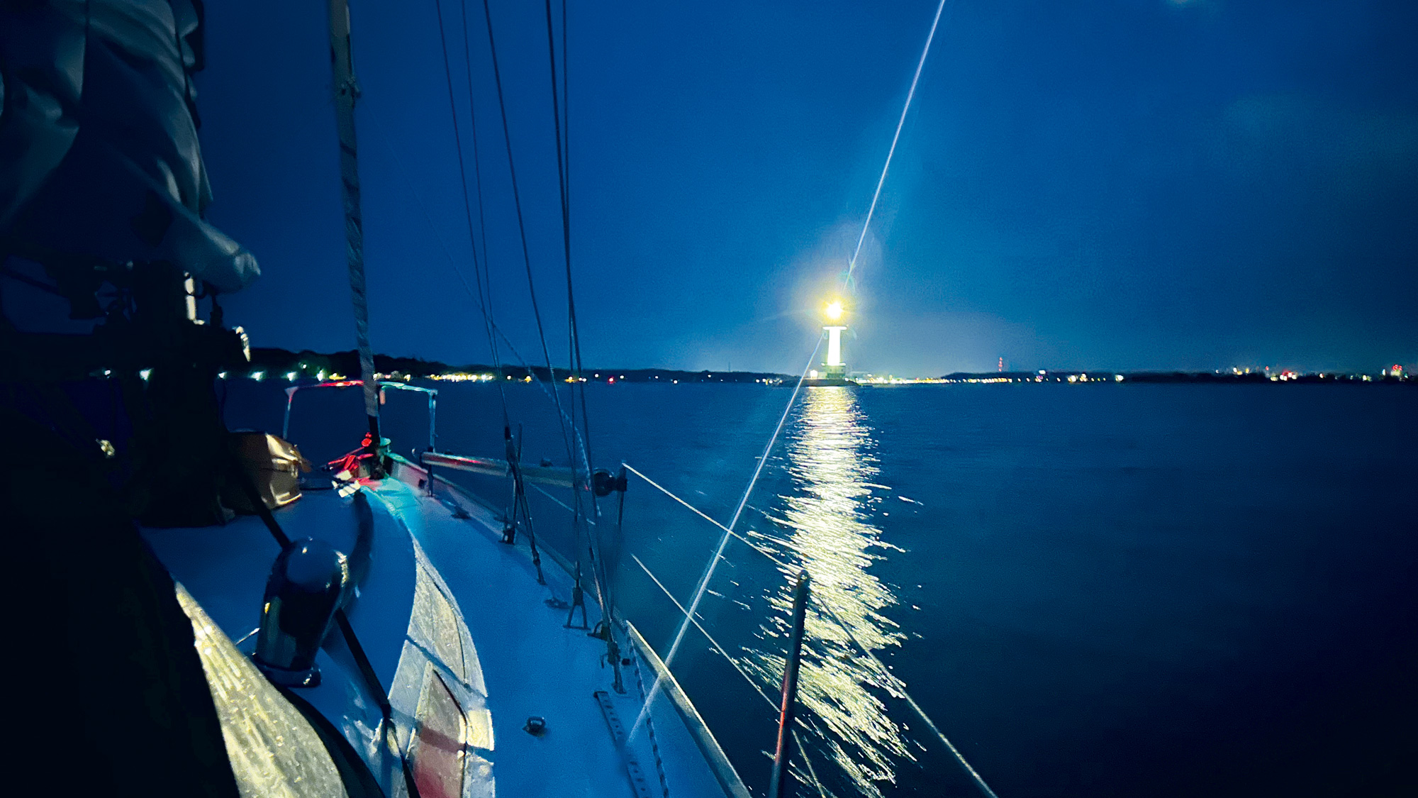 How to enter unfamiliar harbours in a yacht